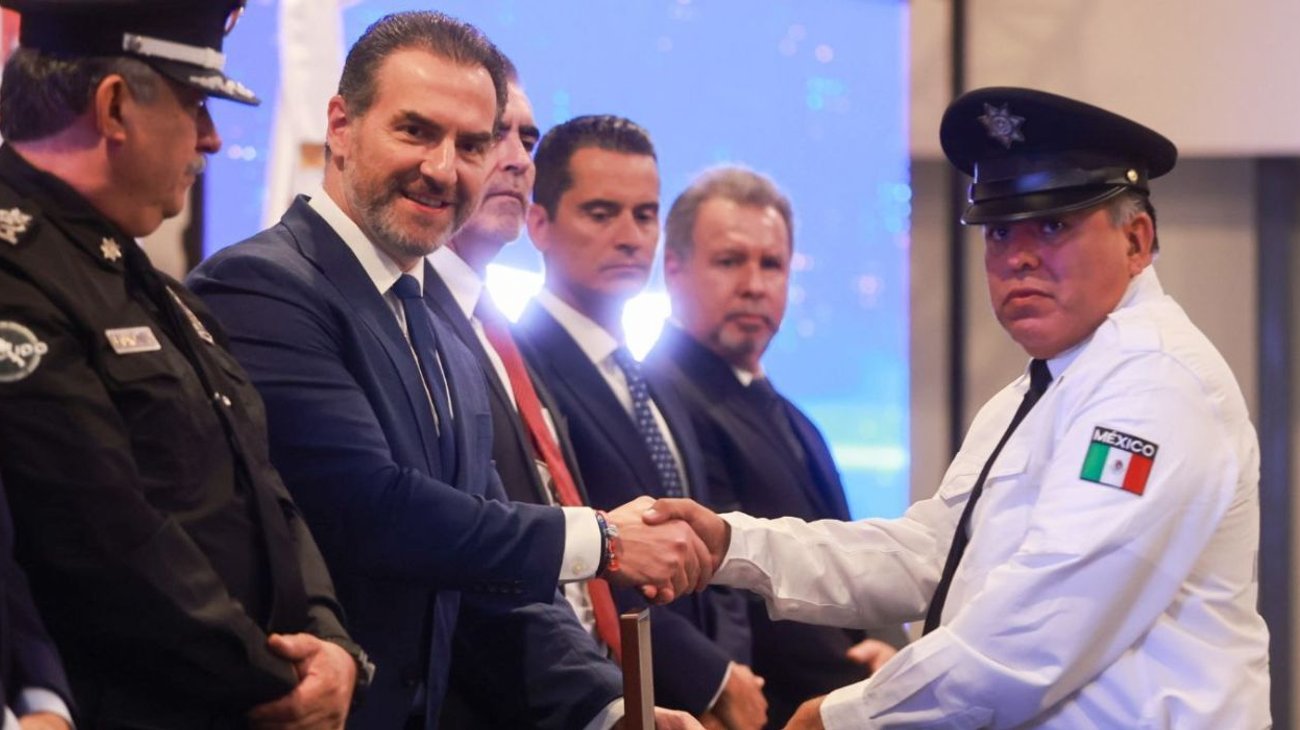 Reconocen lealtad y valentía de policías de Monterrey