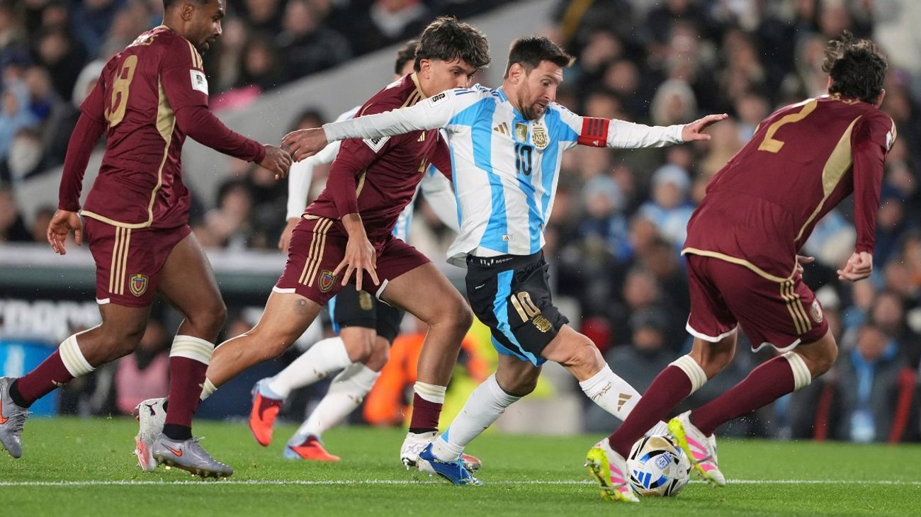 Messi regala doblete a su afición en su último duelo en Argentina