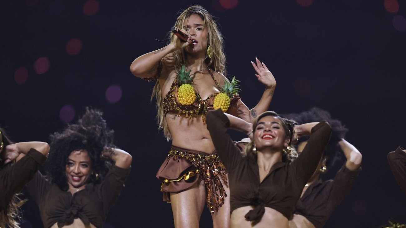 Karol G llena de ritmo latino el descanso de la NFL en São Paulo