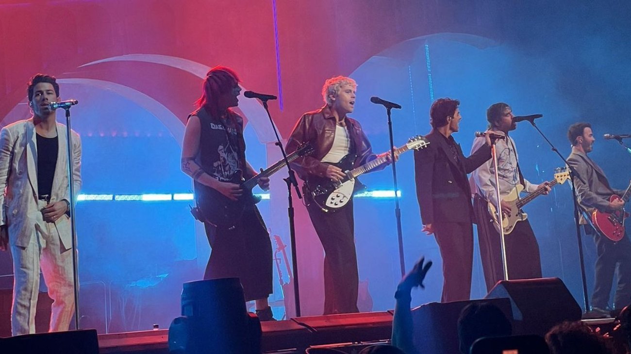 Jonas Brothers y 5 Seconds of Summer se unen en el escenario