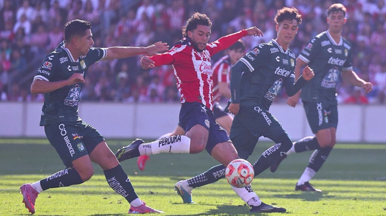 Chivas remonta y tumba a un León sin James en Chicago