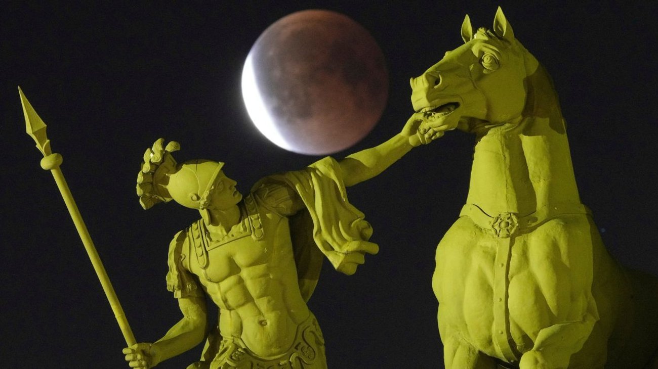 Millones presencian eclipse lunar exclusivo de Asia y África