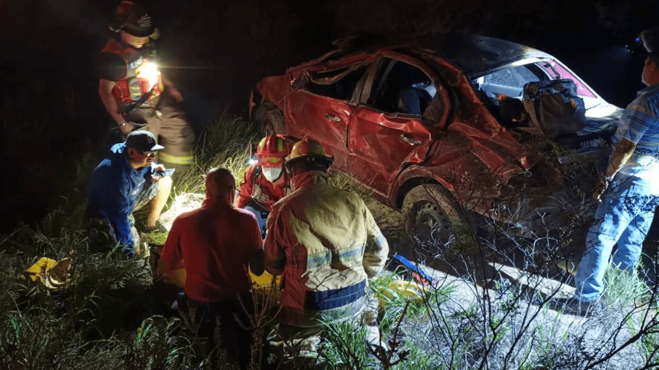 Volcadura deja dos muertos y un lesionado en carretera 57