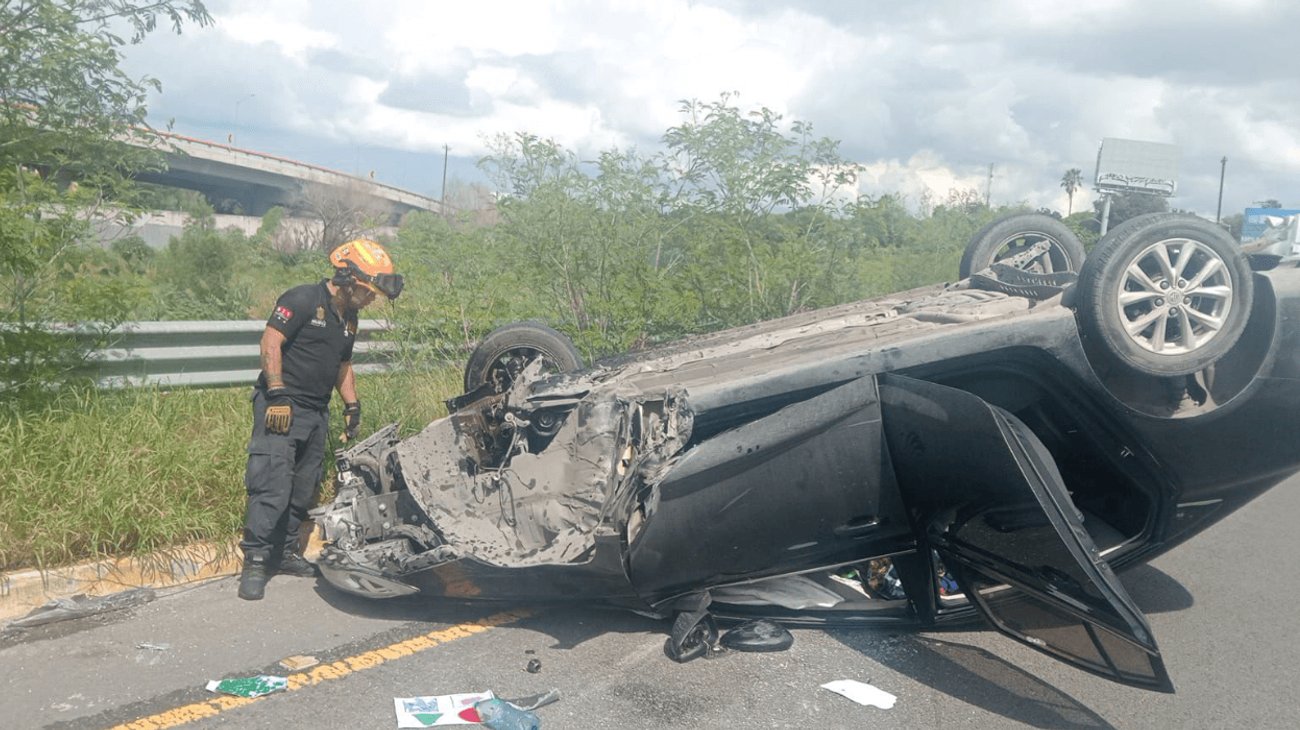 Vuelca vehículo en avenida Morones Prieto; afecta vialidad
