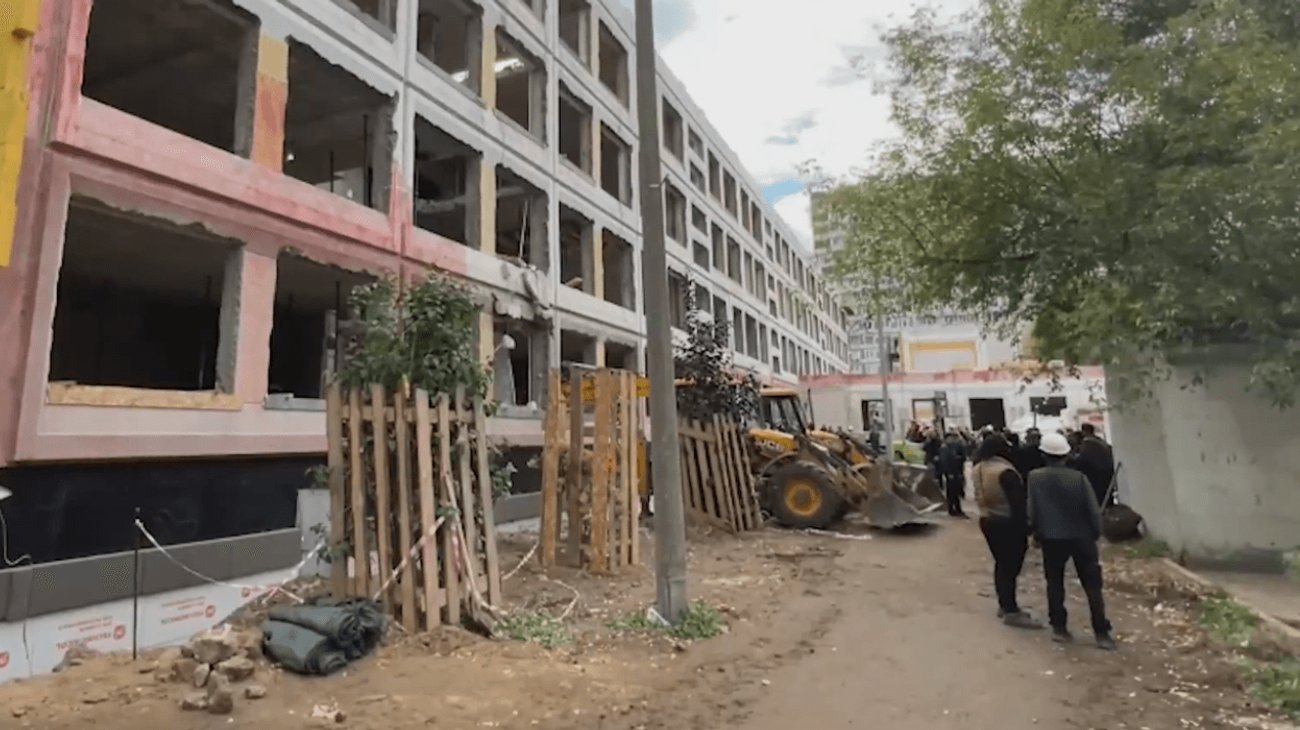 Fallecen obreros por derrumbe de colegio en Rusia