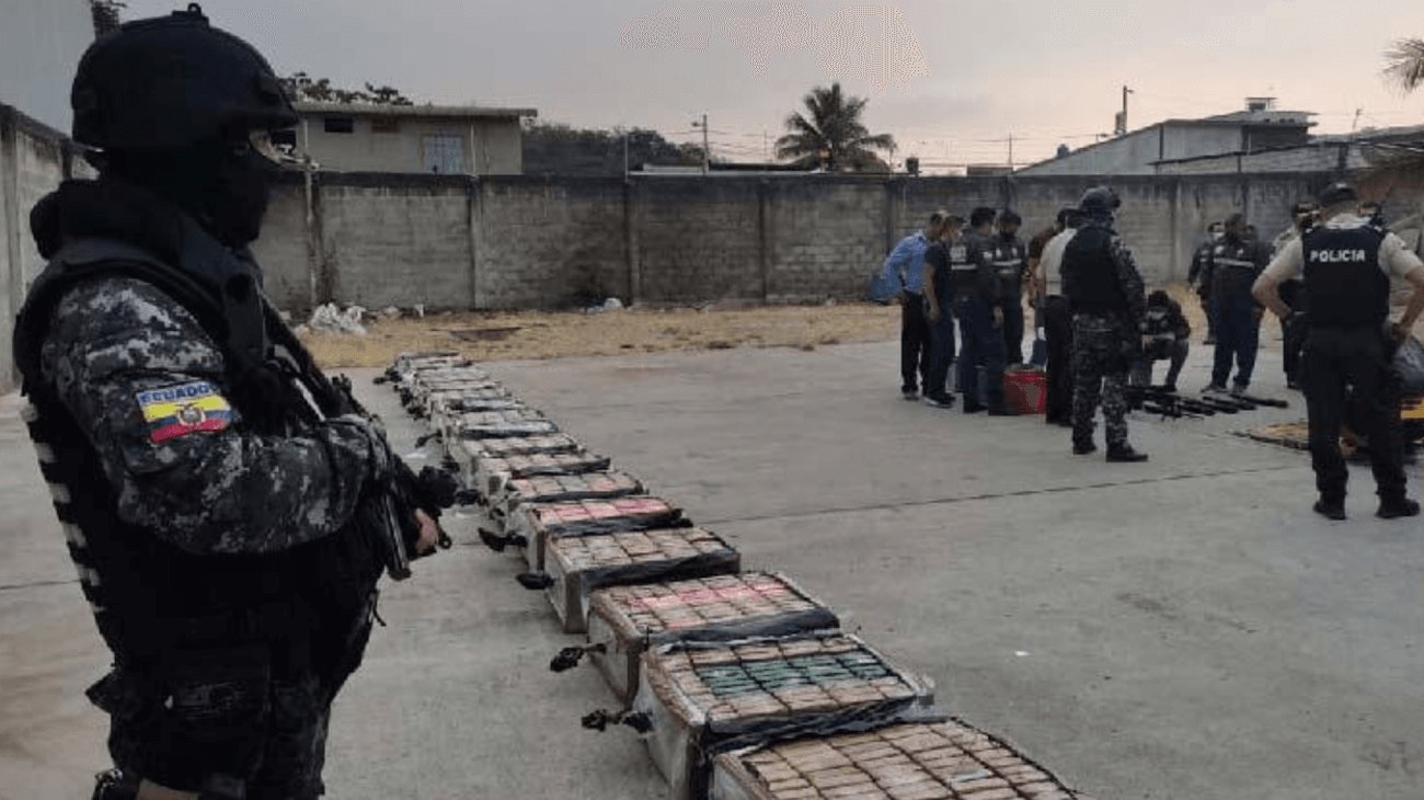 Decomisan una tonelada de droga oculta en camión en Ecuador