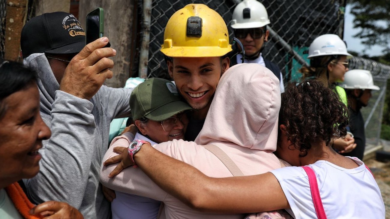 Rescatan a 23 mineros tras colapso de mina de oro en Colombia