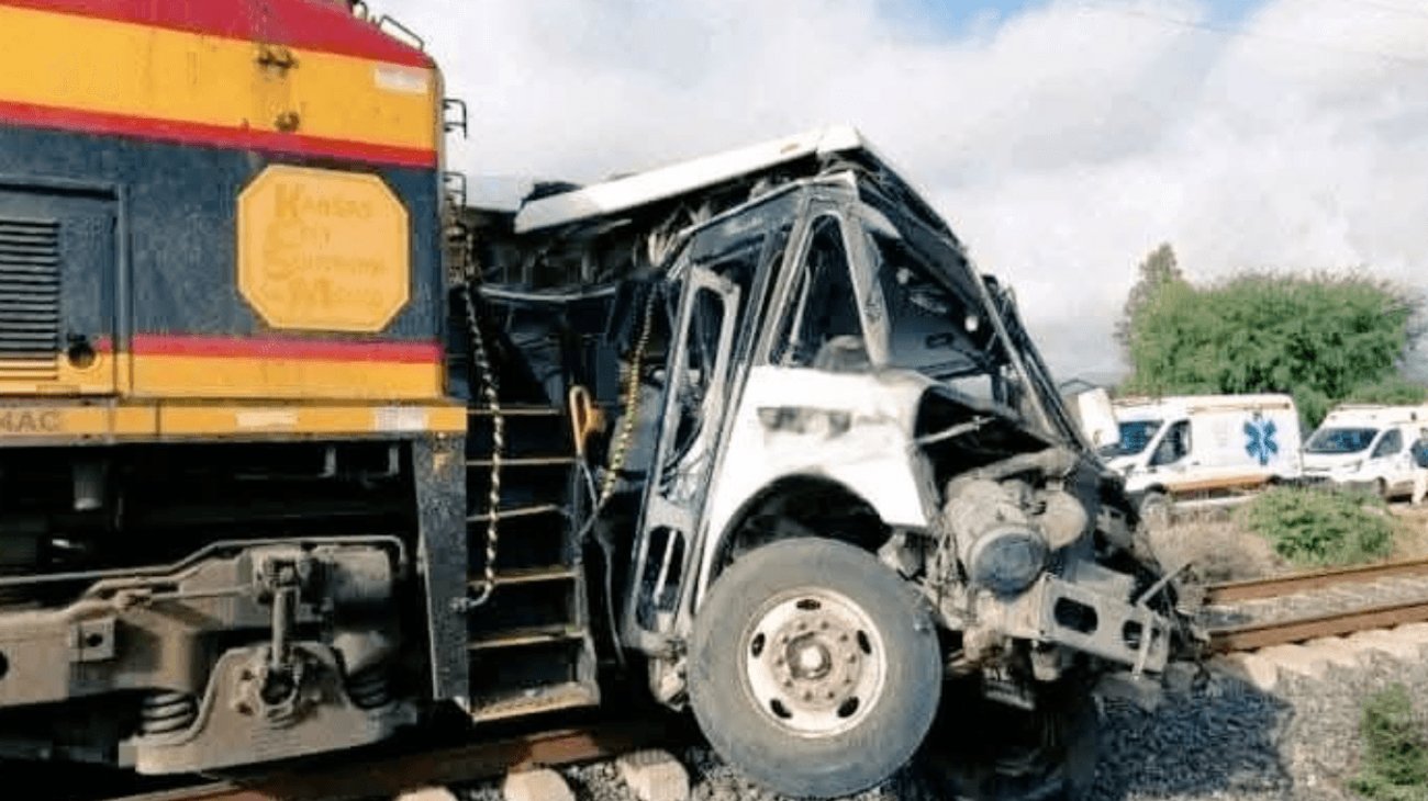 Tren choca autobús que intentó 'ganarle' el paso en Guanajuato