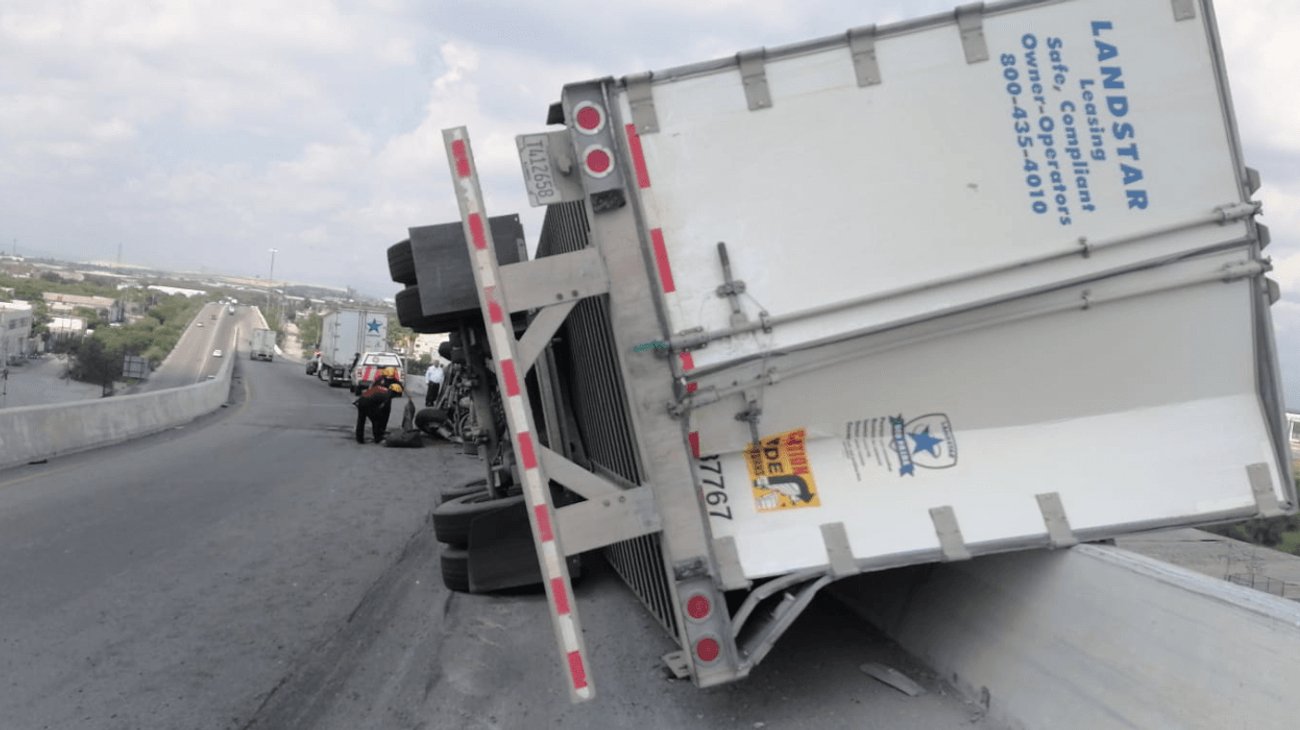 Tráiler sufre volcadura sobre paso elevado en Escobedo