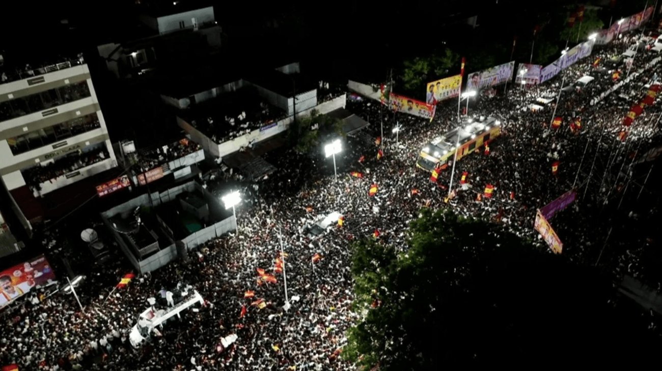 Suman 40 muertos por estampida en India; desatan crisis política