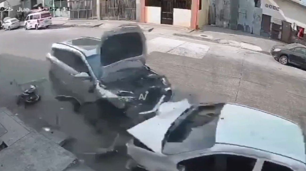 Automovilista se defiende y arrolla a asaltantes