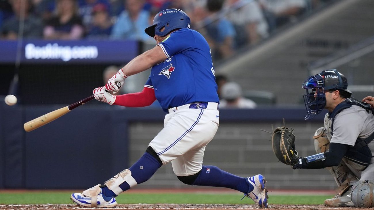 Kirk conecta dos jonrones y Azulejos vencen 10-1 a Yankees