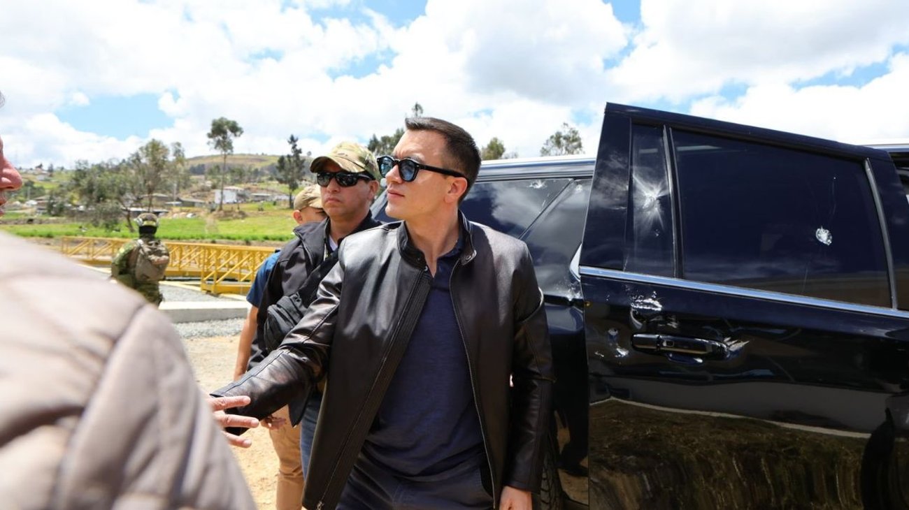 Atacan vehículo del presidente de Ecuador: detienen a cinco