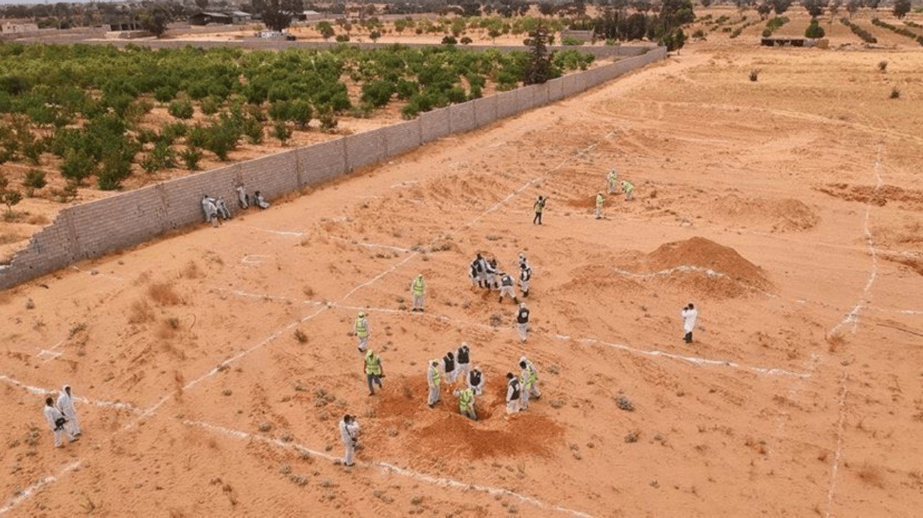 Hallan 61 cuerpos de migrantes al oeste de Libia