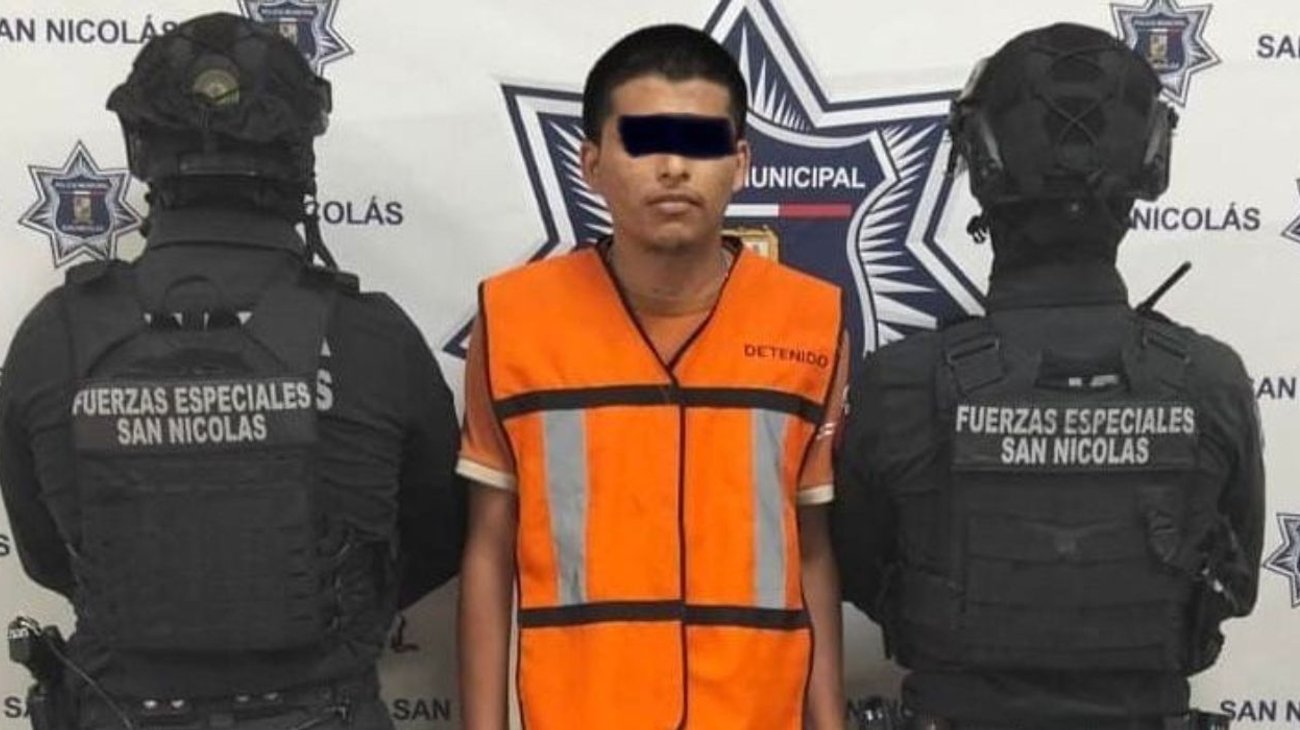 Detienen a joven con droga; familiares agreden policías