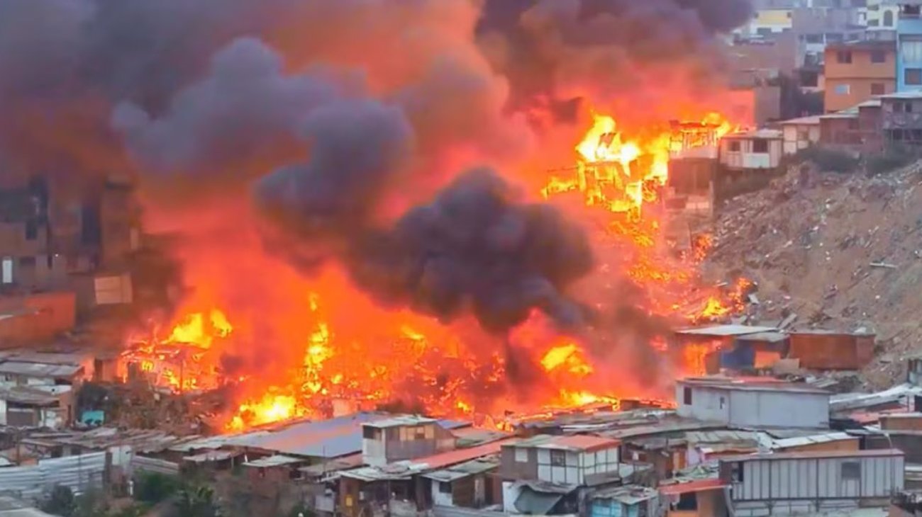 Incendio de gran magnitud afecta 80 viviendas en Perú