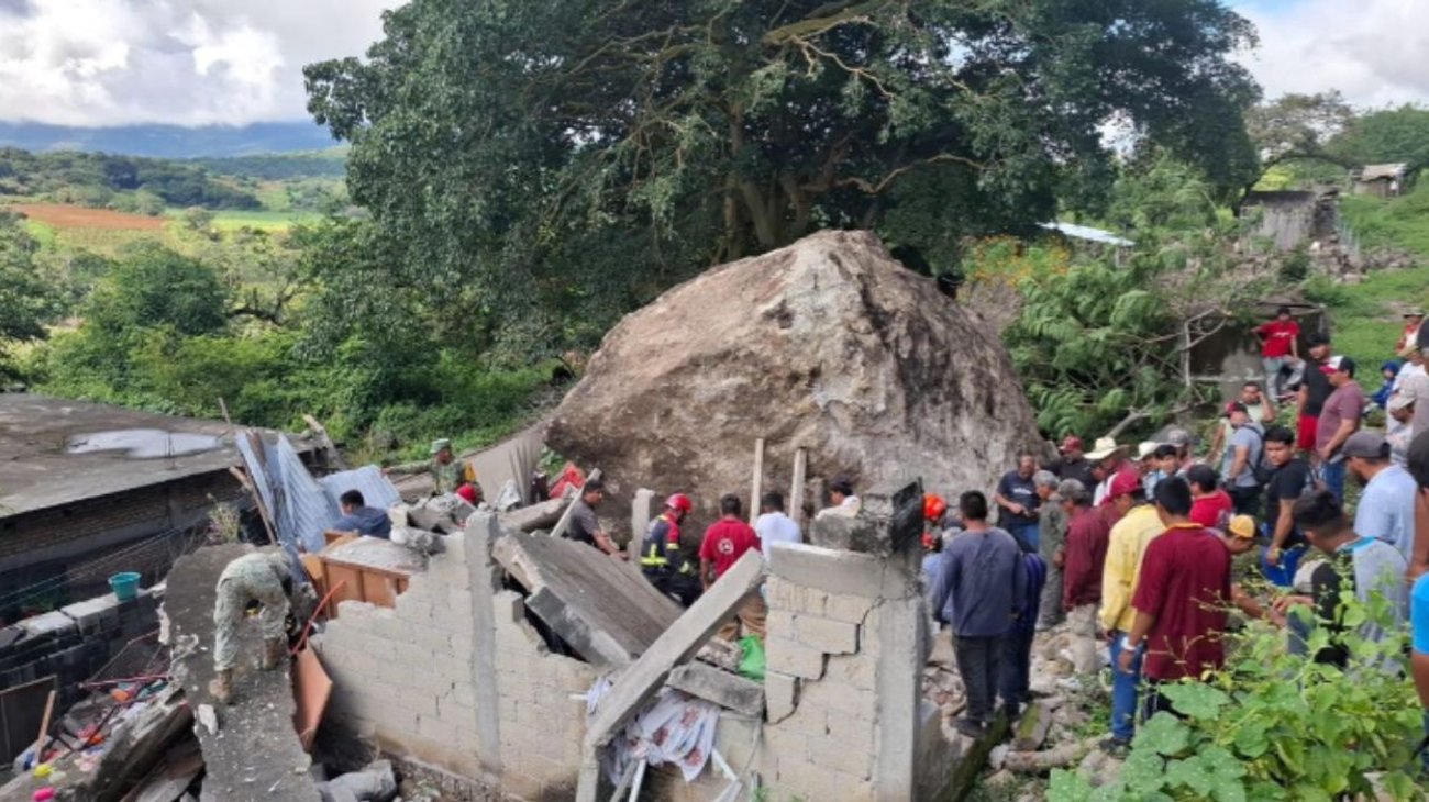 Lluvias provocan caída de enorme roca en Amacuzaz, Morelos