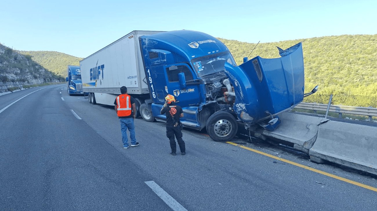 Tráiler choca muro de contención en autopista Monterrey-Laredo