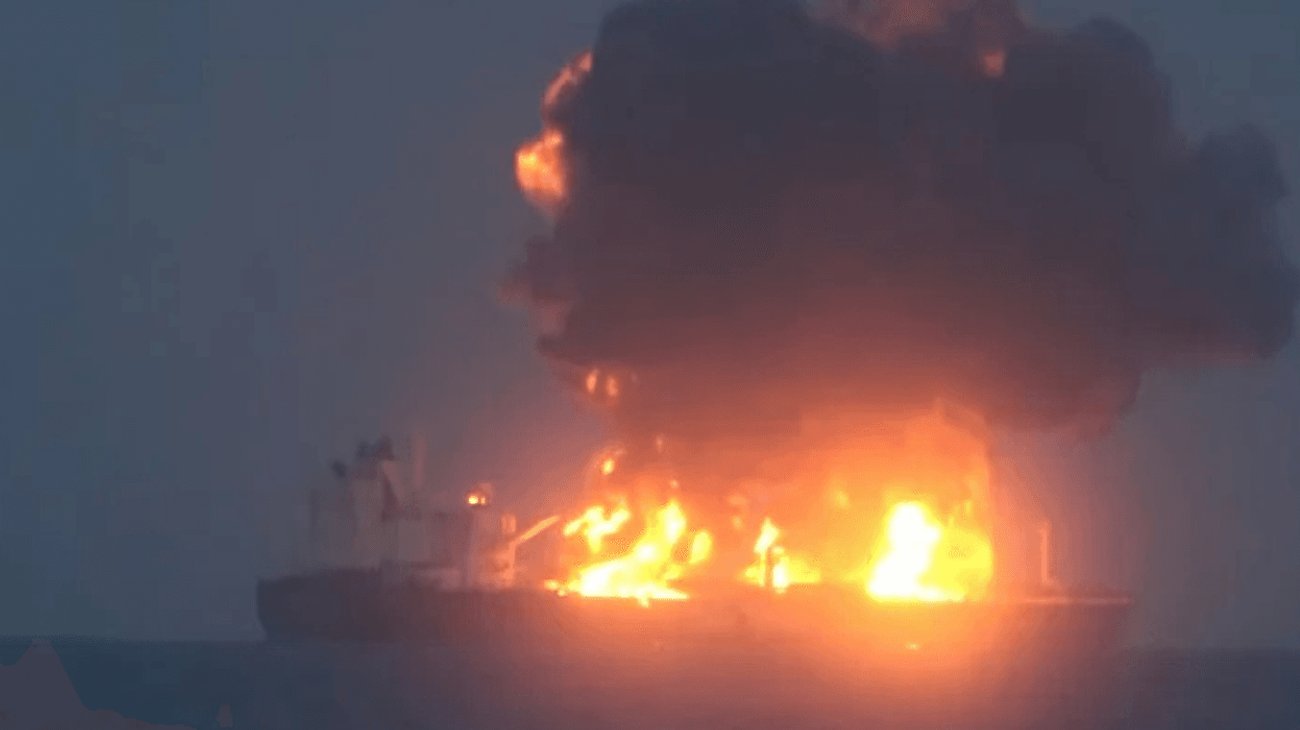 Arde barco cargado con gas por aparente ataque en golfo de Adén