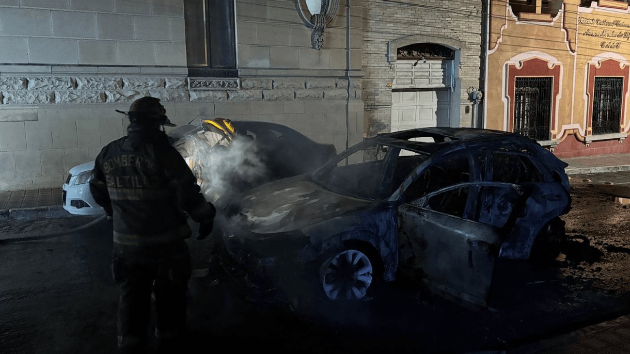 Mujer se salva al escapar del incendio de su vehículo en Saltillo