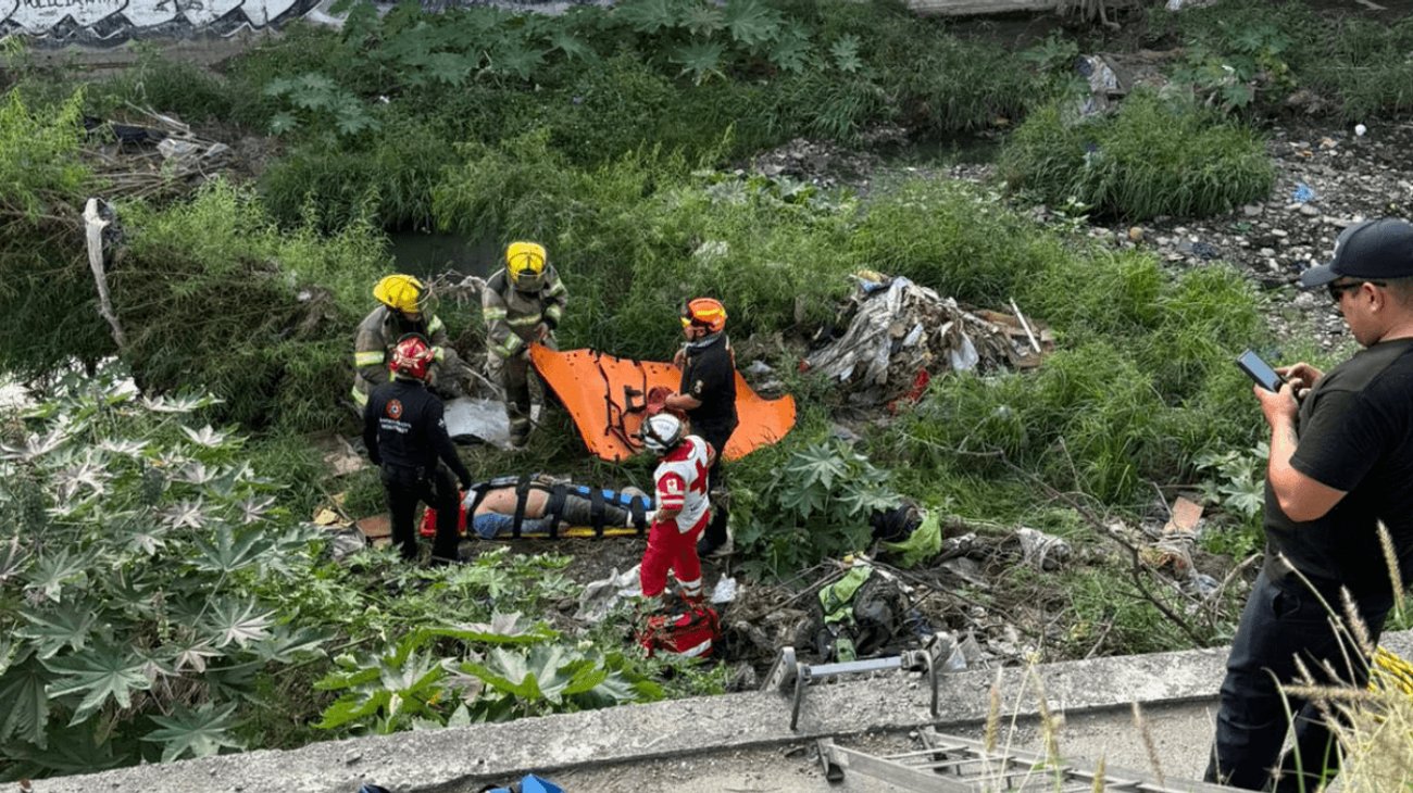 Cae hombre desde 10 metros de altura hacia arroyo en Monterrey