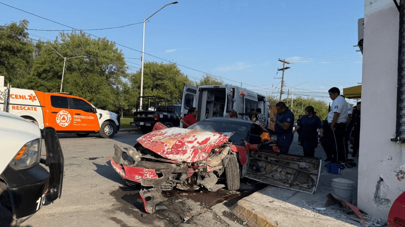 Joven impacta su vehículo contra una vivienda en Apodaca