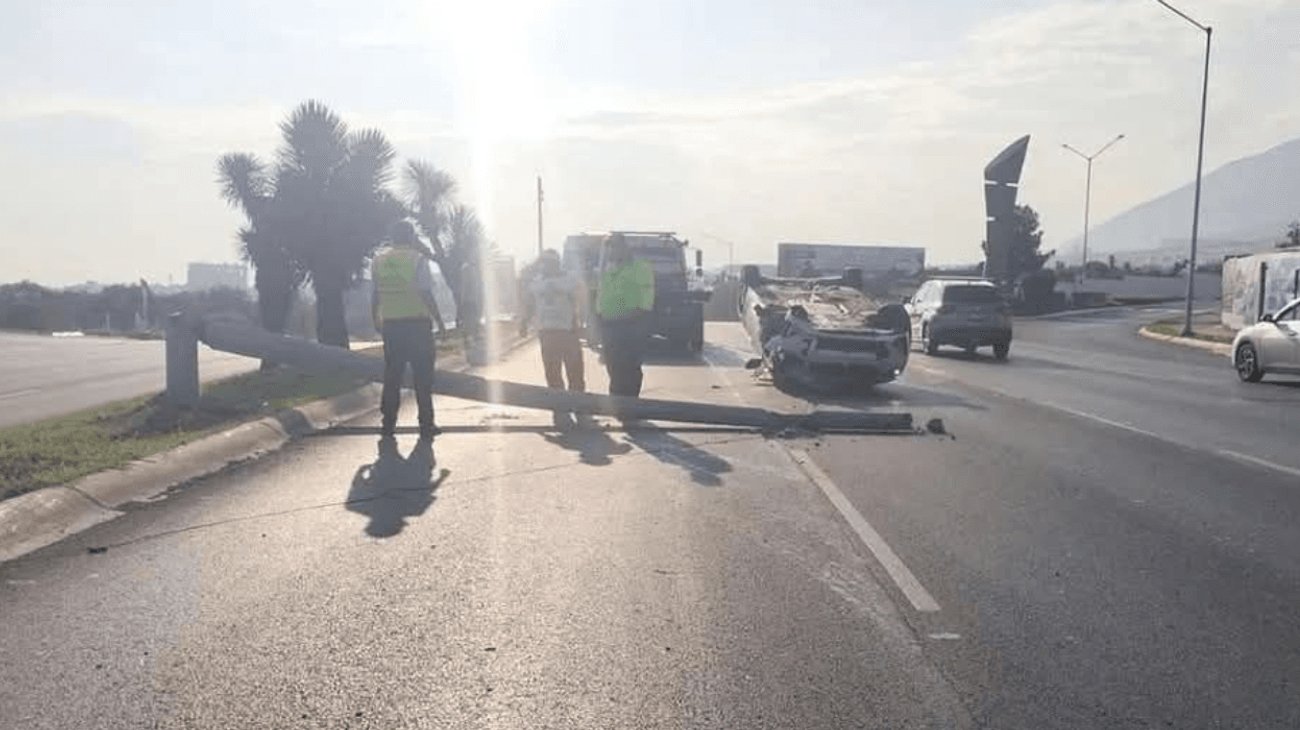 Joven vuelca tras impactarse contra poste en avenida Leones