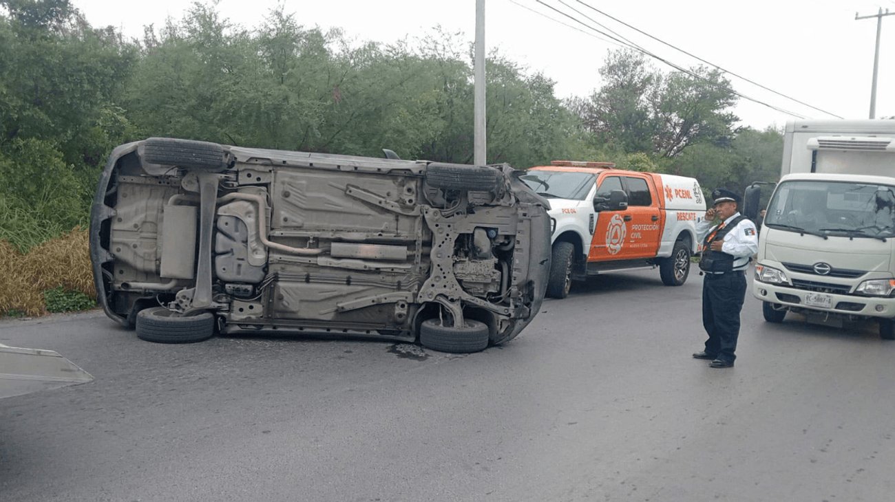 Conductor vuelca su camioneta en municipio de Guadalupe