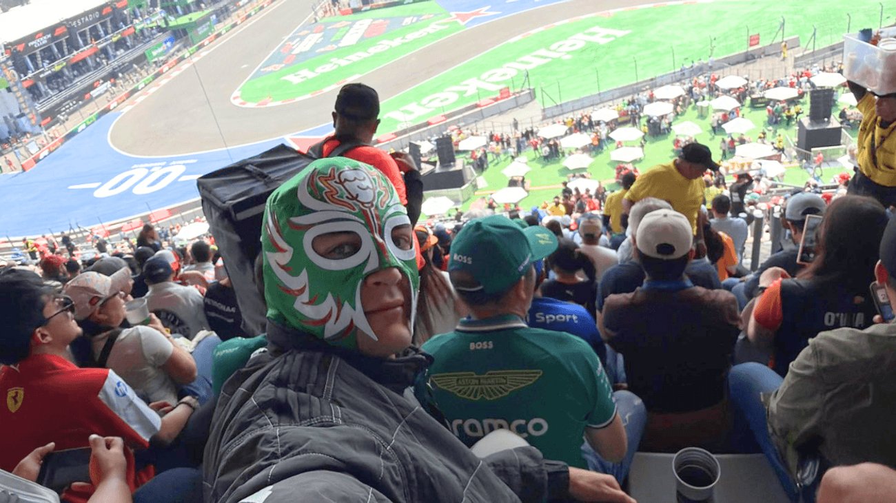 Russell se infiltra en tribuna al usar máscara en GP de México