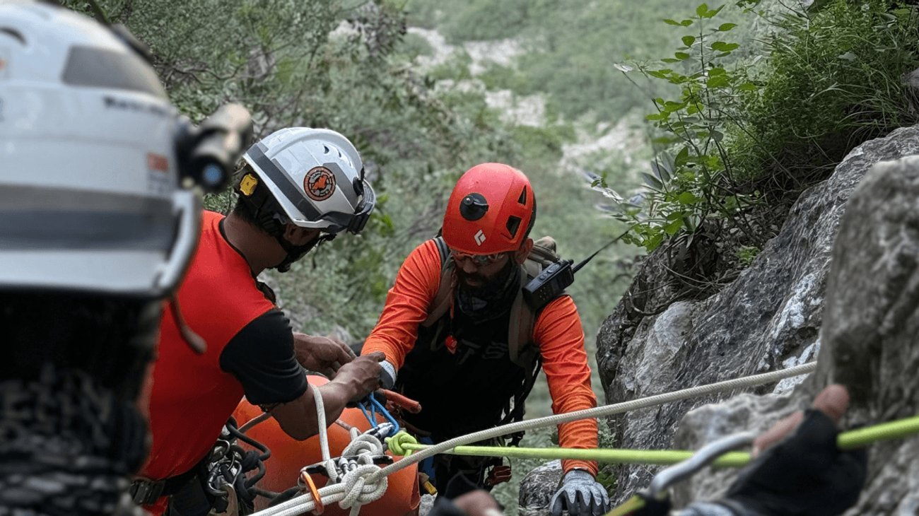 Rescatan a hombre lesionado tras caída en el Parque La Huasteca