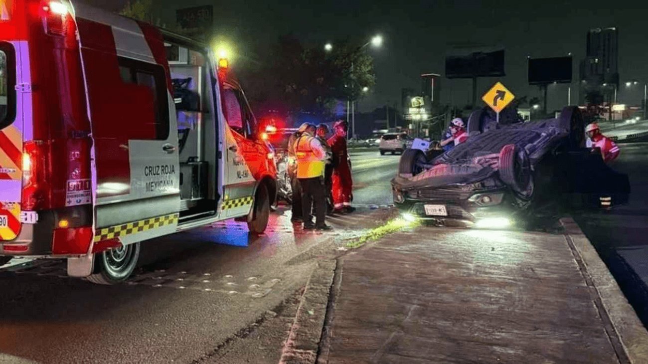 Volcadura deja mujer lesionada sobre avenida Revolución 