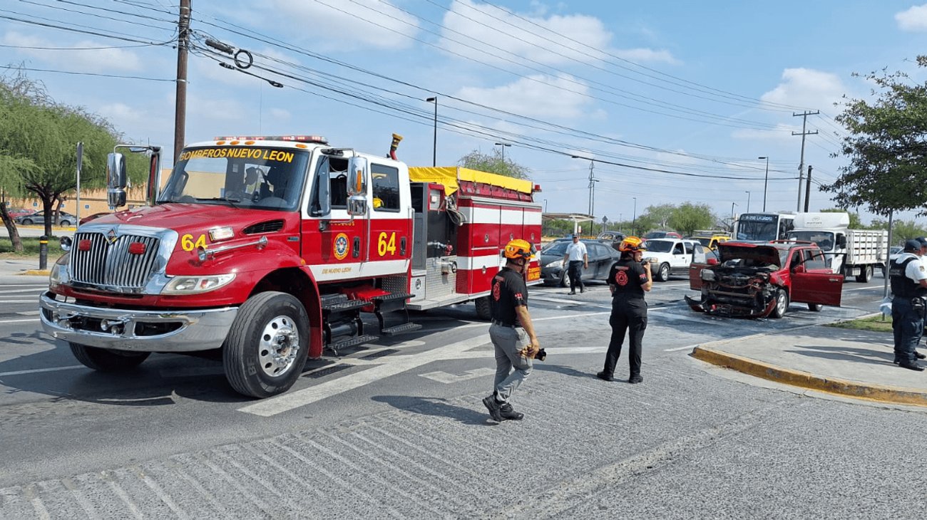 Arde camioneta tras colisión sobre Plino Ordoñez, en Escobedo