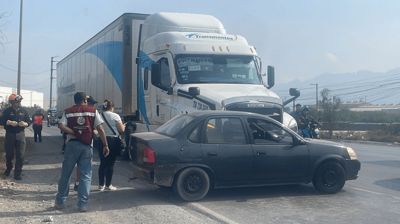 Tráiler embiste vehículo sobre carretera a García