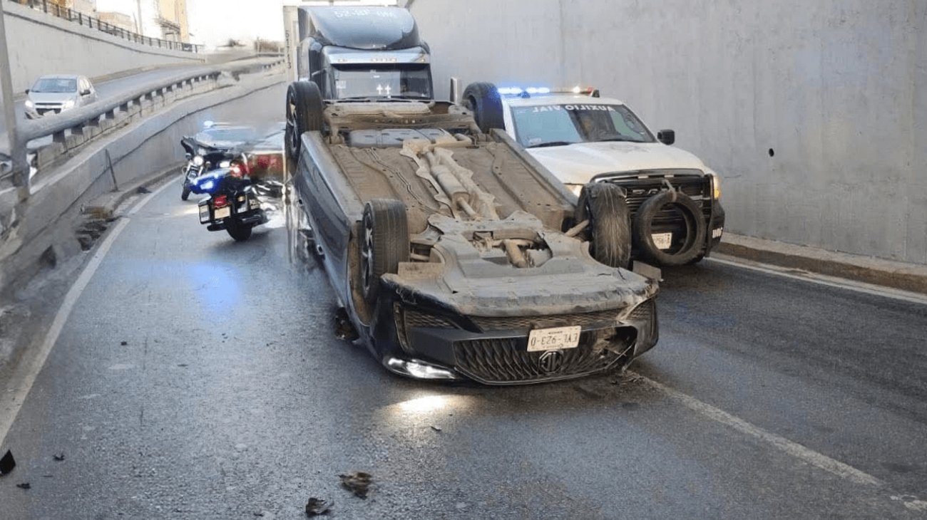Vuelca conductor sobre avenida Morones Prieto en Monterrey