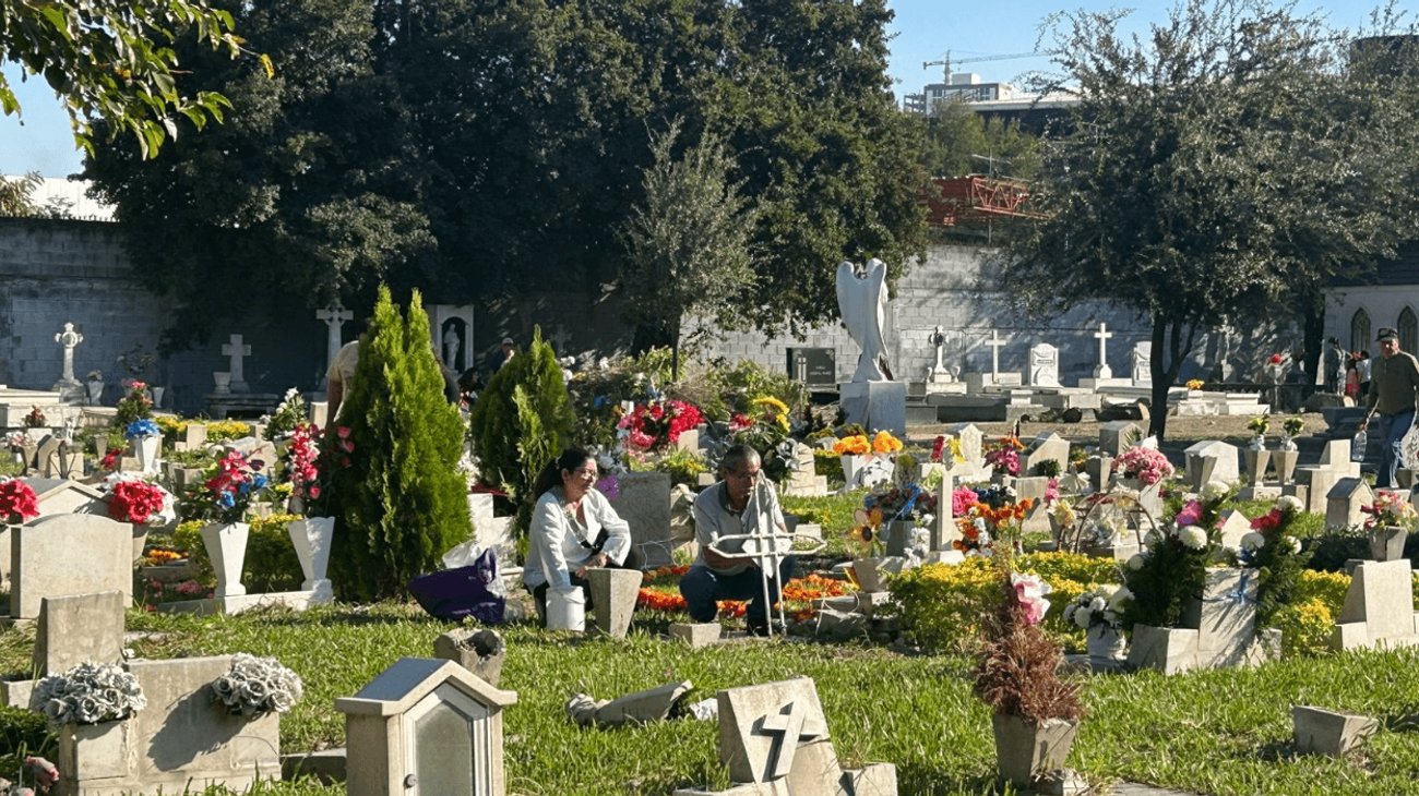 Visitan familias a sus seres queridos en Día de Muertos