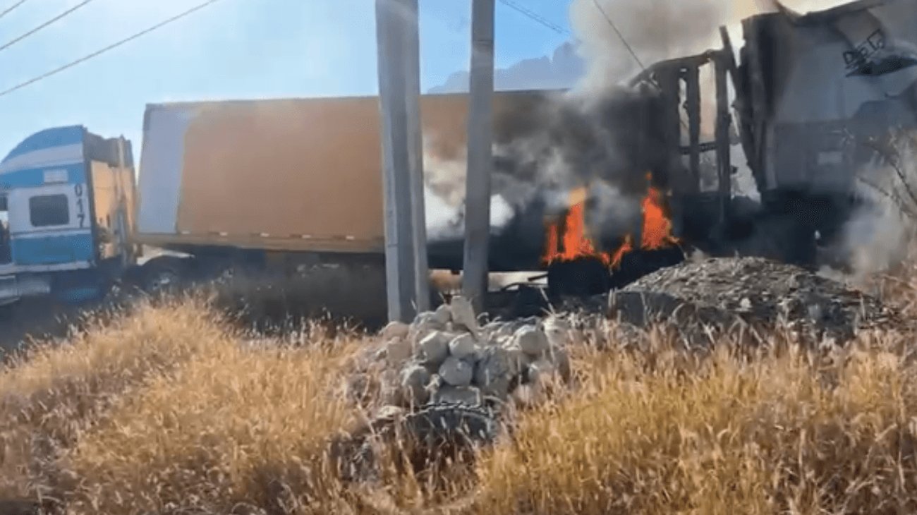 Choque entre tráilers provoca incendio sobre Carretera Saltillo