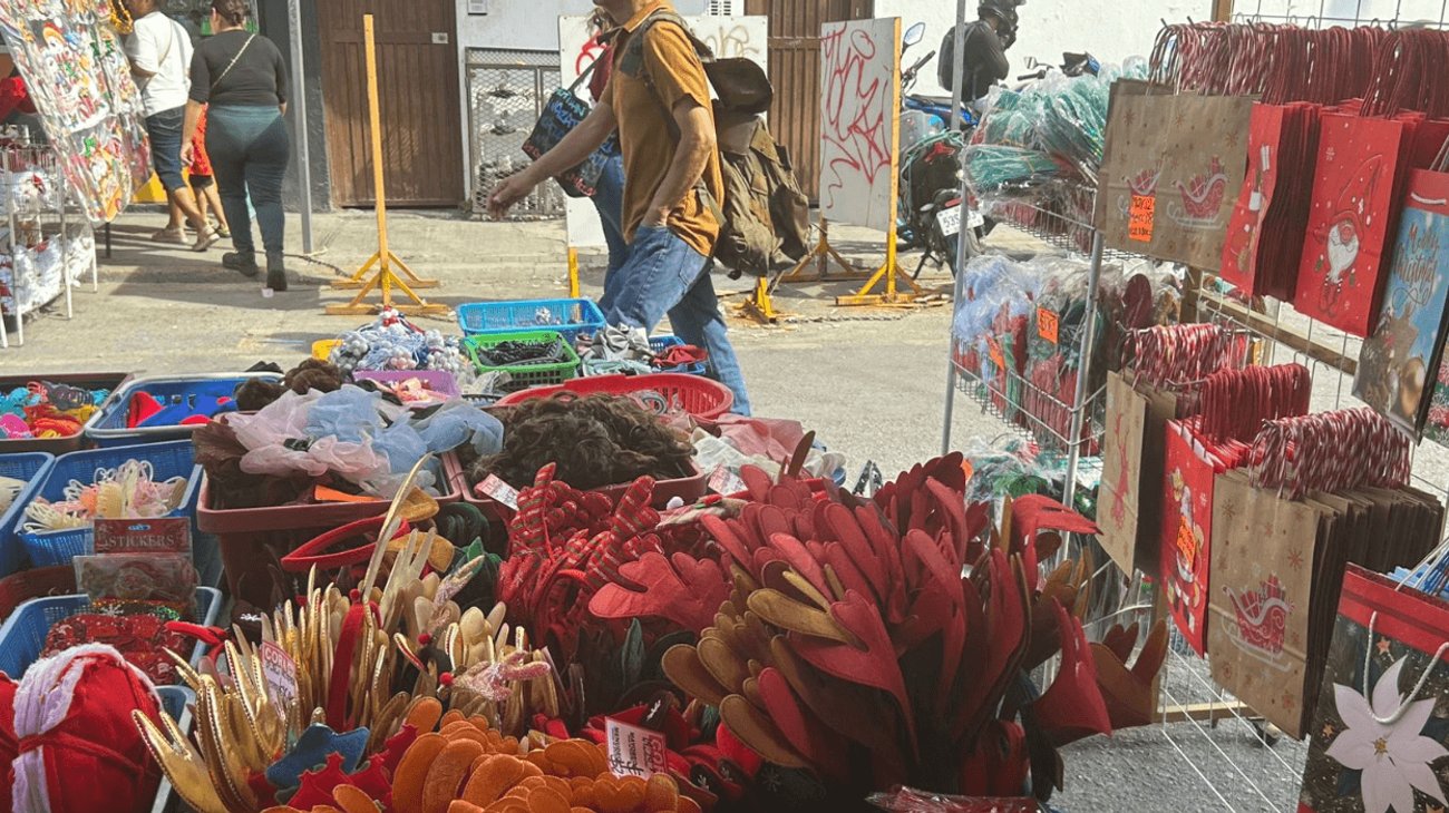 Comienza ambiente navideño: familias se preparan con decoraciones