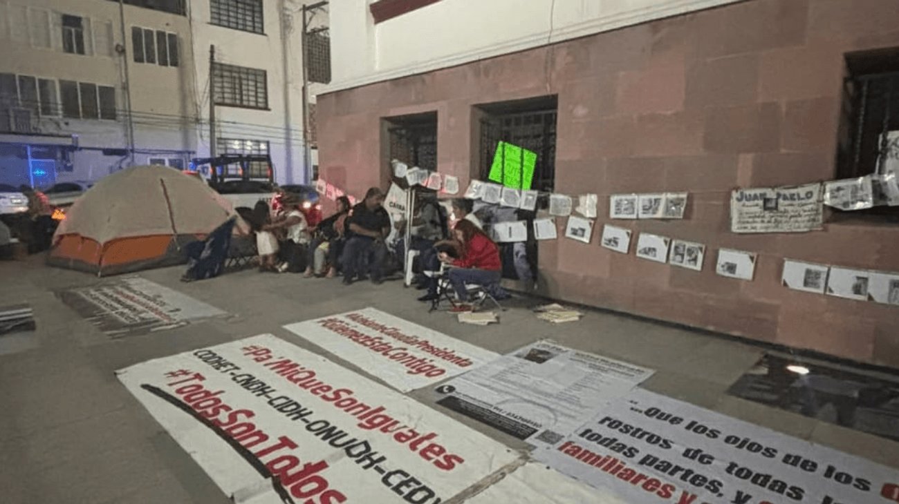 Familiares de desaparecidos se manifiestan en Palacio de Gobierno