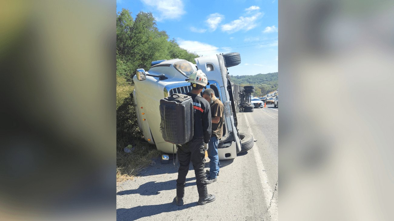 Vuelca tráiler cargado de carne en Montemorelos