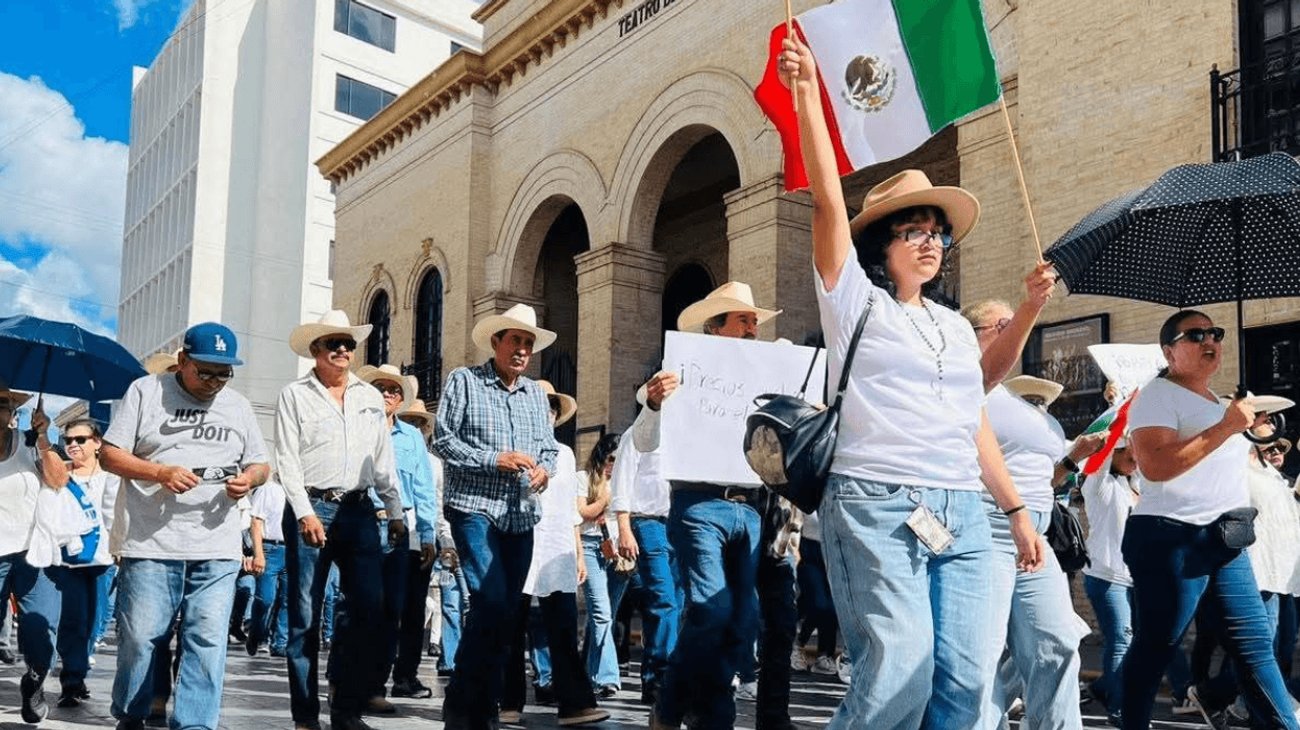 Irrumpen ciudadanos Plaza Principal para exigir sus derechos 