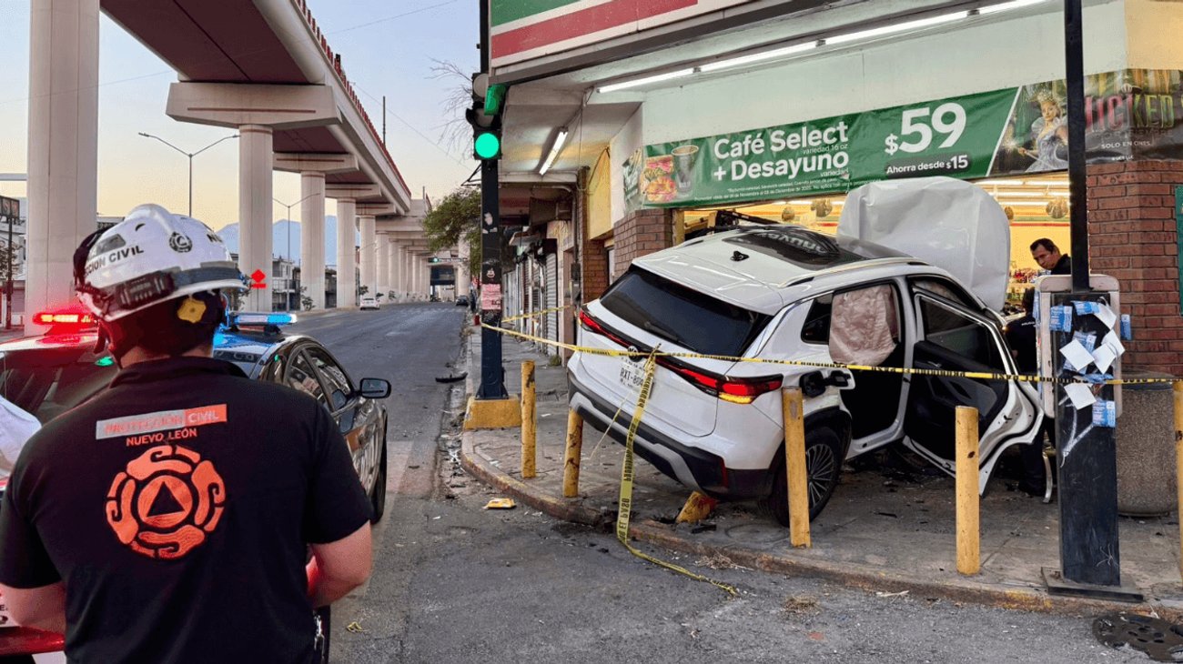 Camioneta se impacta contra tienda de conveniencia en Monterrey