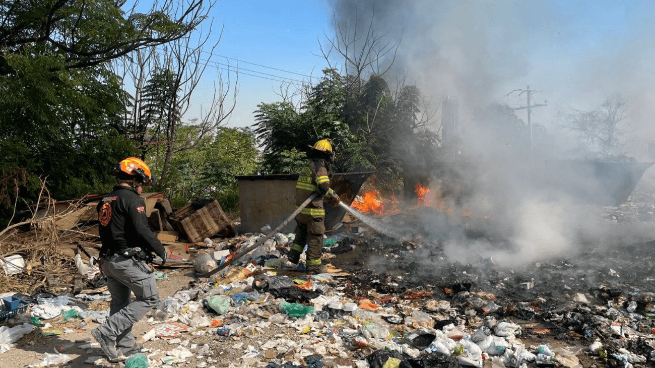 Arde acumulación de basura en predio de la colonia Independencia