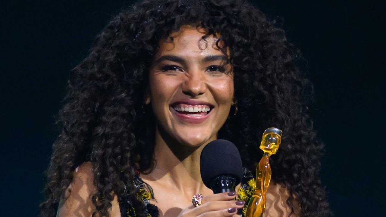  Olivia Dean arrasa y reina en los Brit Awards con cuatro premios