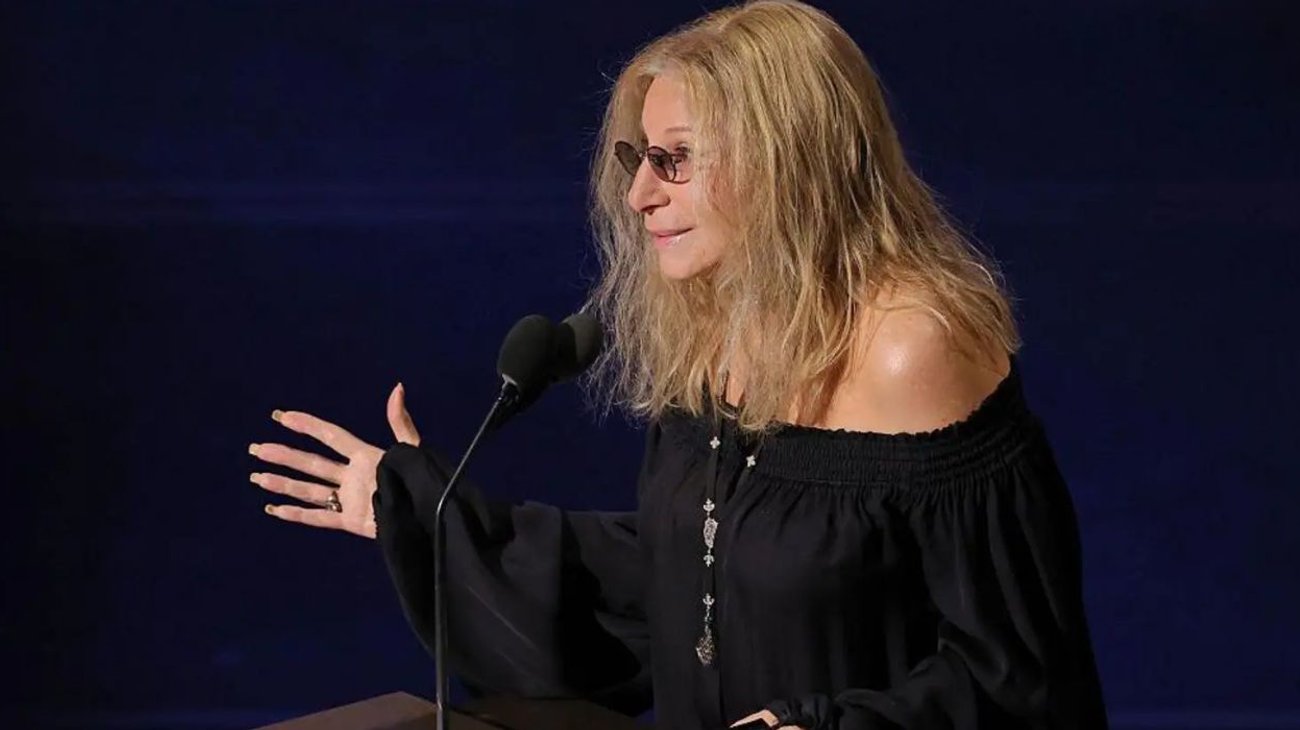 Streisand emociona en los Oscar con tributo a Redford