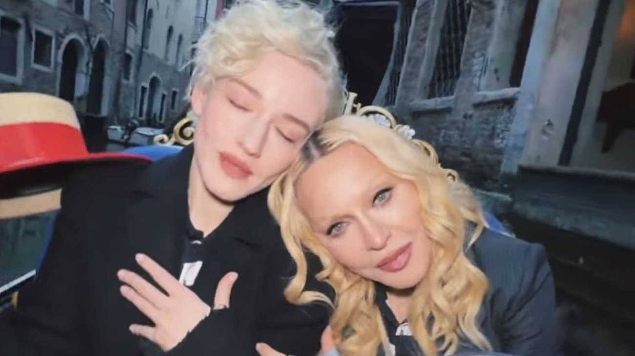 Madonna y Julia Garner sorprenden juntas en Venecia