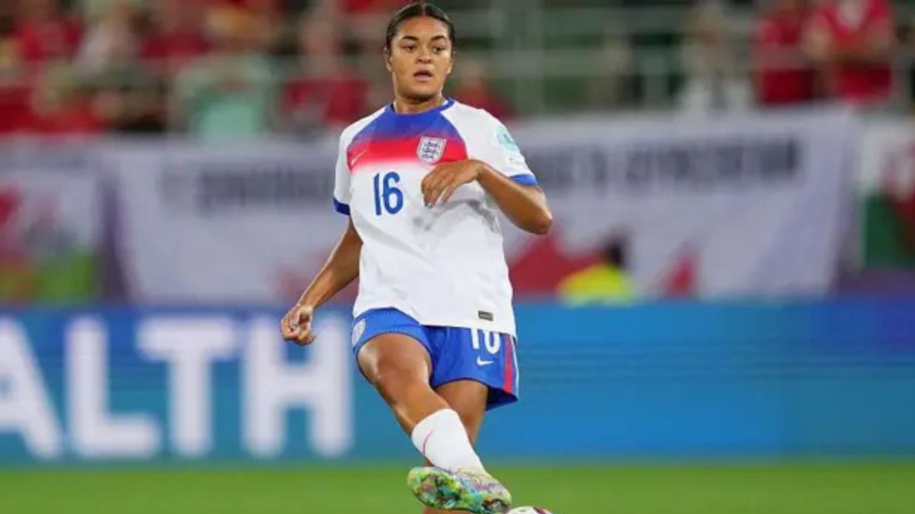 Condenan a hombre por insultos racistas a Jess Carter