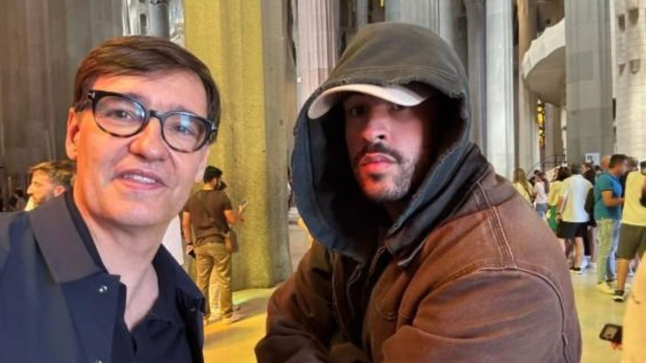  Salvador Illa comparte selfi con Bad Bunny en la Sagrada Familia