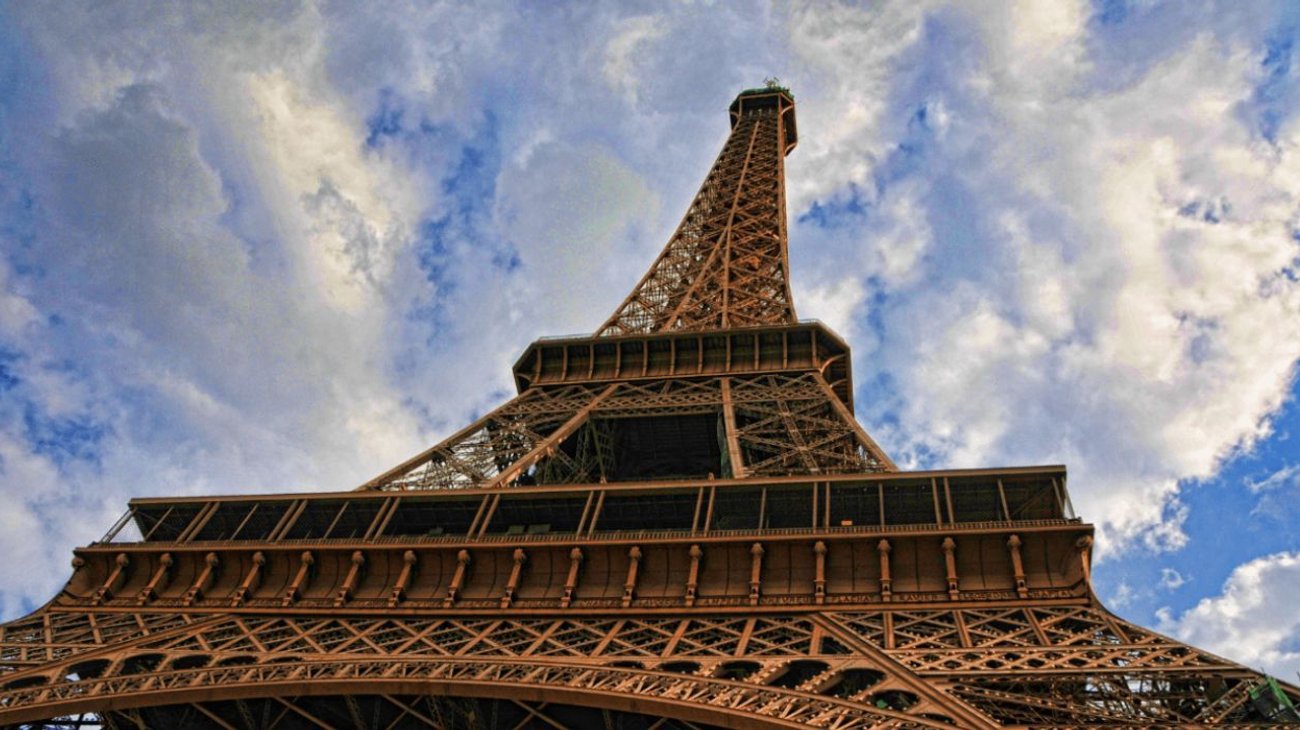 Cierra la Torre Eiffel por histórica ola de calor