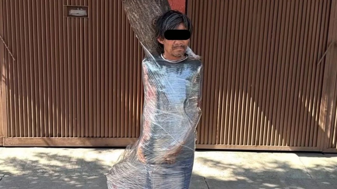 Vecinos emplayan a presunto ladrón contra árbol en CDMX
