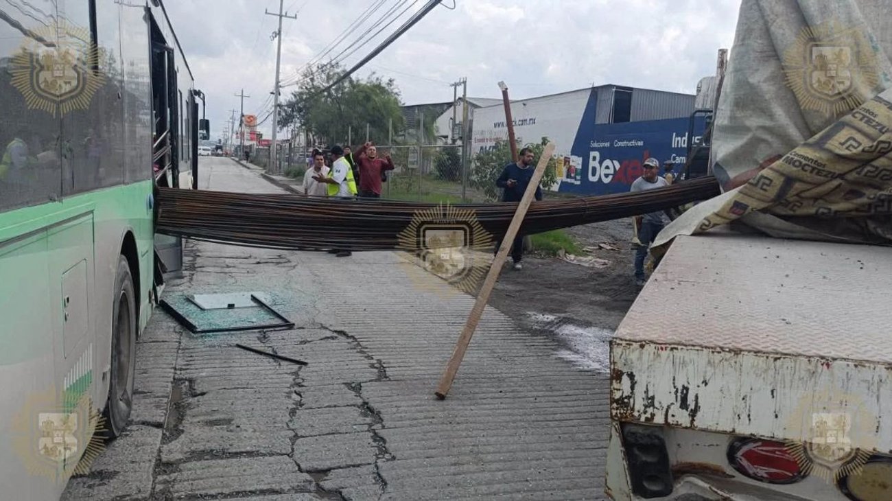 Varillas atraviesan camión urbano tras choque en Escobedo